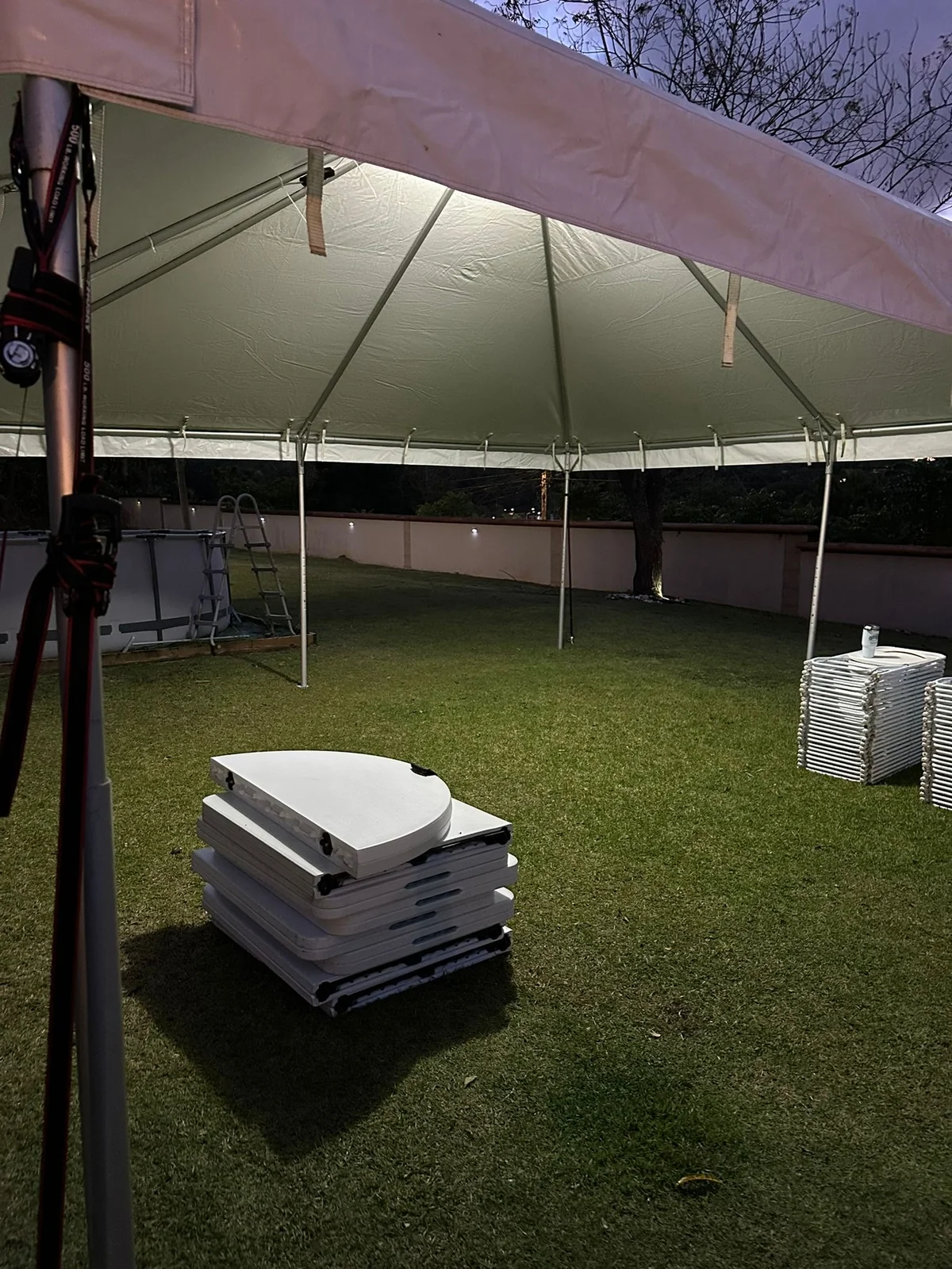 Setup completo con carpas, mesas y sillas para eventos